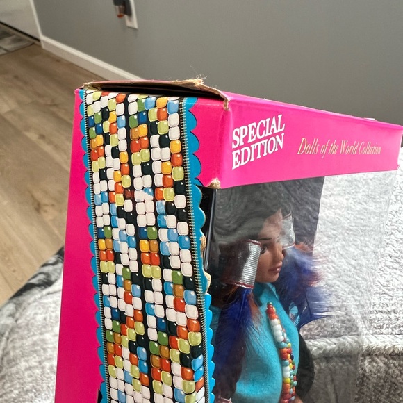 *New In Box* Vintage 1993 Special Edition, Second Edition Native American Barbie - Picture 9 of 12